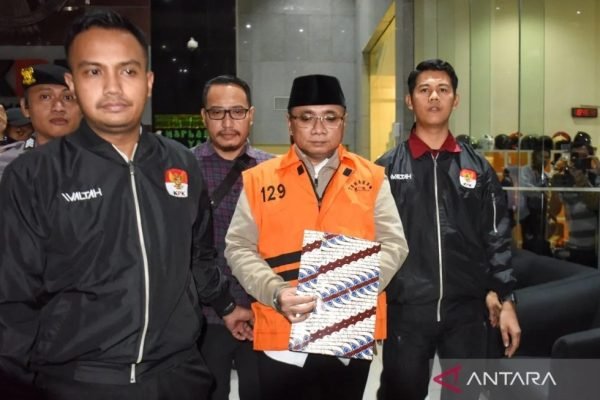 Menteri Agama periode 2020–2024 Yaqut Cholil Qoumas atau Gus Yaqut setelah menjalani pemeriksaan sebagai tersangka dalam kasus dugaan korupsi kuota haji 2024 pada Kamis (12/3). Foto: Antara