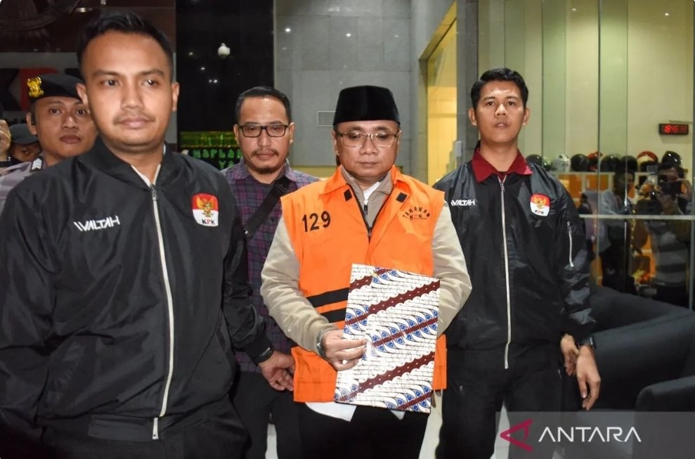 Menteri Agama periode 2020–2024 Yaqut Cholil Qoumas atau Gus Yaqut setelah menjalani pemeriksaan sebagai tersangka dalam kasus dugaan korupsi kuota haji 2024 pada Kamis (12/3). Foto: Antara