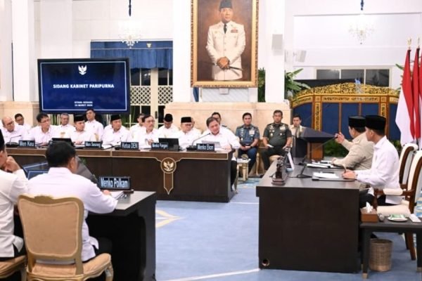 Presiden Prabowo saat memimpin Sidang Kabinet Paripurna di Istana Negara, Jakarta, Jumat (13/3). Foto: BPMI