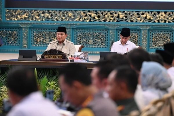 Presiden Prabowo saat membuka Sidang Kabinet Paripurna di Istana Negara, Jakarta, Jumat (13/3). Foto: BPMI