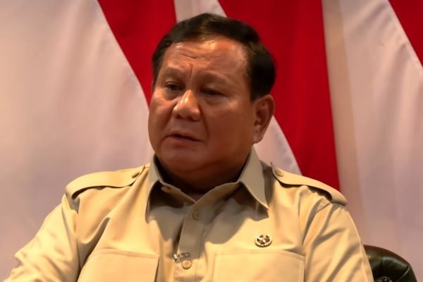 Presiden Prabowo Subianto dalam sesi tanya jawab bersama jurnalis di kediamannya di Hambalang, Bogor, Kamis (19/3). Foto: Tangkapan layar Youtube/prabowosubianto