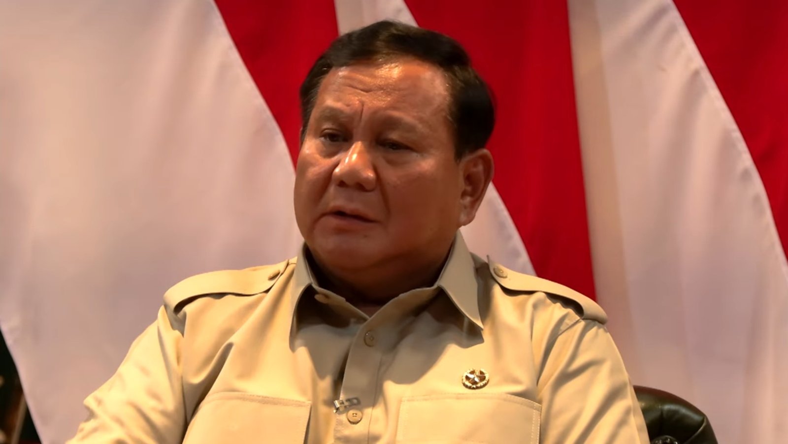 Presiden Prabowo Subianto dalam sesi tanya jawab bersama jurnalis di kediamannya di Hambalang, Bogor, Kamis (19/3). Foto: Tangkapan layar Youtube/prabowosubianto