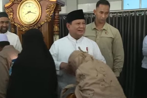 Presiden Prabowo saat bersalaman dan membagikan sembako ke warga Aceh Tamiang/Foto : Dok. Sekretariat Presiden RI