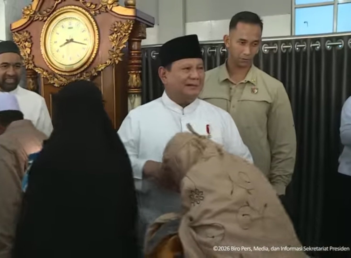 Presiden Prabowo saat bersalaman dan membagikan sembako ke warga Aceh Tamiang/Foto : Dok. Sekretariat Presiden RI