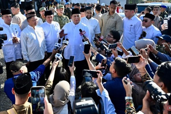 Prabowo selepas sholat Ied dan membagikan paket sembako ke warga Aceh Tamiang pada momen Idulfitri, Sabtu (21/3) lalu/Foto : Dok. Setpres RI