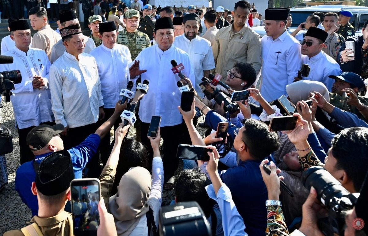 Prabowo selepas sholat Ied dan membagikan paket sembako ke warga Aceh Tamiang pada momen Idulfitri, Sabtu (21/3) lalu/Foto : Dok. Setpres RI
