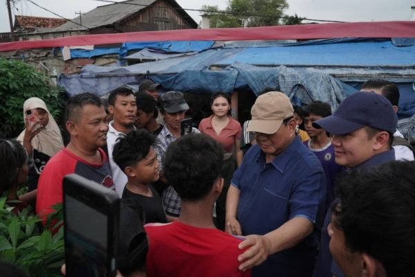 Presiden Prabowo Subianto meninjau langsung kondisi permukiman warga di bantaran rel kereta api kawasan Senen, Jakarta Pusat, pada Kamis (26/3) sore. Foto: Instagram/@prabowo
