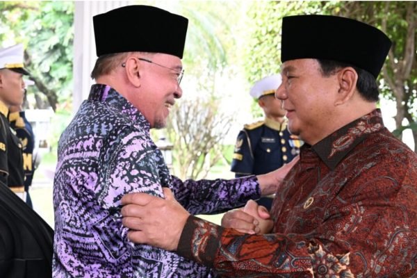 Momen Presiden Prabowo saat menyambut kedatangan PM Anwar Ibrahim pada Jumat (27/3) di Istana Merdeka, Jakarta/Foto : Dok. BPMI Setpres
