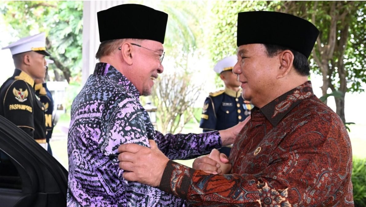 Momen Presiden Prabowo saat menyambut kedatangan PM Anwar Ibrahim pada Jumat (27/3) di Istana Merdeka, Jakarta/Foto : Dok. BPMI Setpres