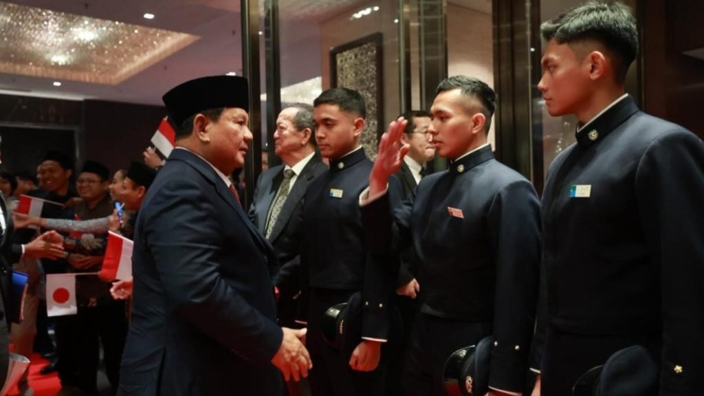 Momen Prabowo saat menyalami taruna Indonesia yang sedang menempuh pendidikan di National Defence Academy (NDA), Jepang/Foto : Dok. BPMI Setpres RI