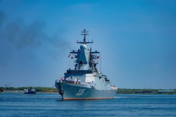 Satuan kapal Armada Pasifik Angkatan Laut Federasi Rusia bersandar di Pelabuhan Tanjung Priok, Jakarta Utara, pada Minggu (29/3). Foto: Instagram/rusemb_indonesia