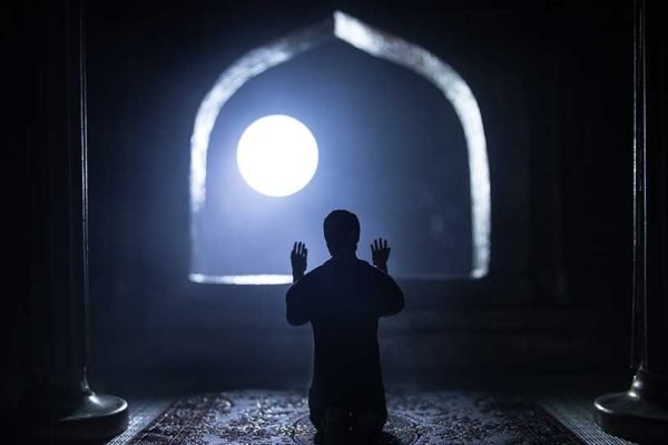 Ilustrasi muslim yang sedang beribadah di Malam Lailatul Qadar pada bulan Ramadan/Foto : Dok. Freepik