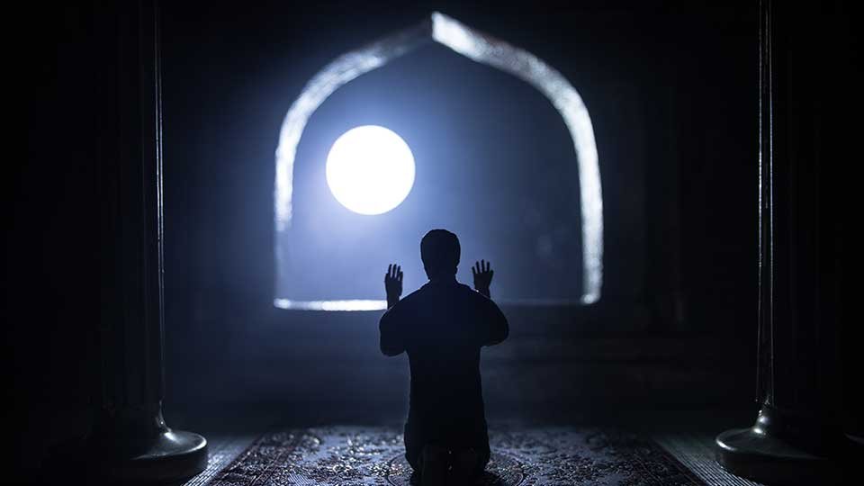 Ilustrasi muslim yang sedang beribadah di Malam Lailatul Qadar pada bulan Ramadan/Foto : Dok. Freepik