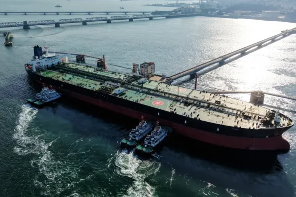 Ilustrasi kapal tanker yang melintas di Selat Hormuz/Foto : Dok. AFP