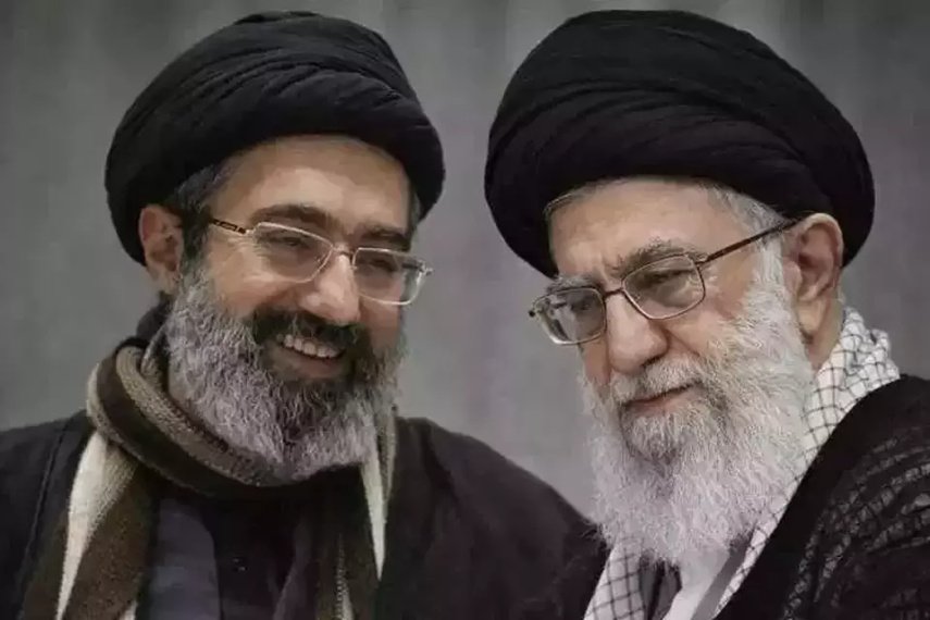 Mojtaba Khamenei (kiri) menggantikan mendiang ayahnya, Ayatollah Ali Khamenei setelah wafat karena serangan AS-Israel pada Sabtu (28/2) lalu/Foto : Dok. Istimewa