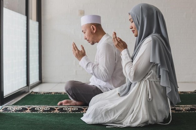 Ilustrasi pasangan muslim sedang berdoa bersama/Foto : Dok. Freepik