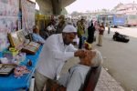 Dokter gigi pinggir jalan jadi salah satu pekerjaan paling unik yang ada di India/Foto : Dok. Mint