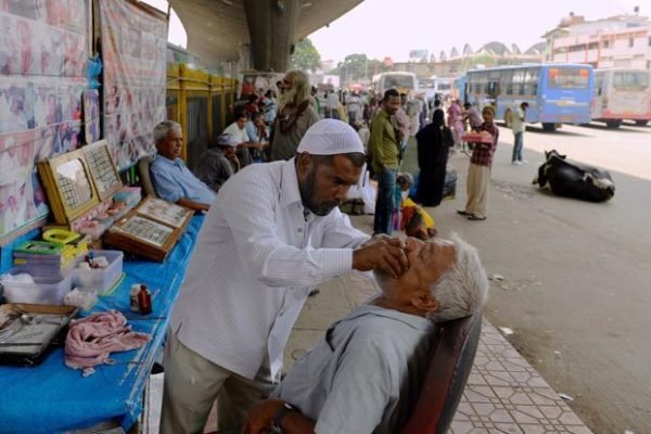 Dokter gigi pinggir jalan jadi salah satu pekerjaan paling unik yang ada di India/Foto : Dok. Mint