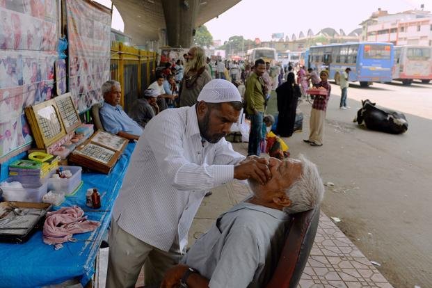 Dokter gigi pinggir jalan jadi salah satu pekerjaan paling unik yang ada di India/Foto : Dok. Mint