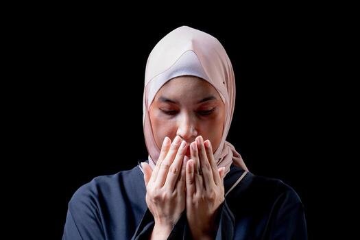 ilustrasi muslimah yang bersedih saat bulan Ramadan berakhir/Foto : Dok. Vecteezy