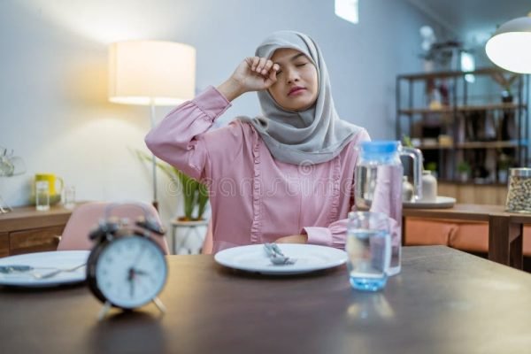 Ilustrasi muslimah yang malas beribadah di bulan Ramadan/Foto : Dok. Freepik