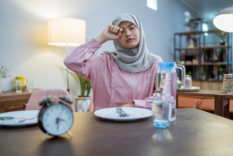Ilustrasi muslimah yang malas beribadah di bulan Ramadan/Foto : Dok. Freepik