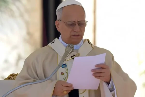 Momen Paus Leo XIV menyampaikan pesan Paskah 2026 di Basilika Santo Petrus, Vatikan, Minggu (5/4)/Foto : AFP