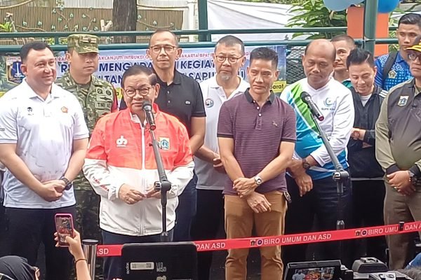 Gubernur DKI Jakarta Pramono Anung usai meninjau operasi penanganan ikan sapu-sapu di Jakarta Utara, Jumat (17/4). Foto: GPriority/Dimas A Putra