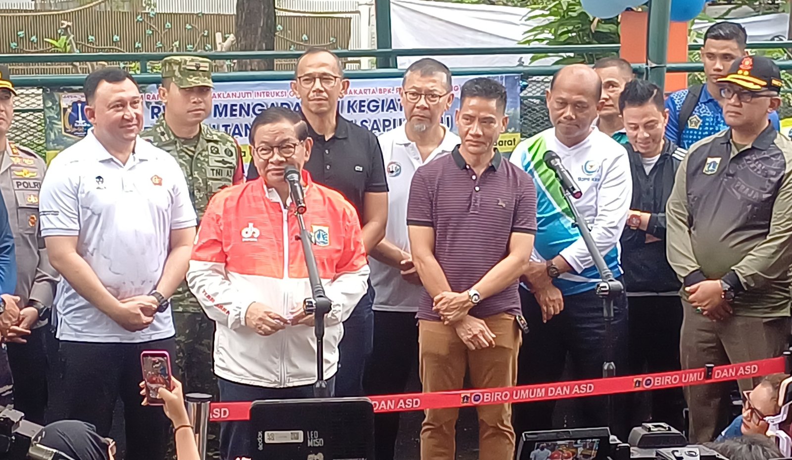 Gubernur DKI Jakarta Pramono Anung usai meninjau operasi penanganan ikan sapu-sapu di Jakarta Utara, Jumat (17/4). Foto: GPriority/Dimas A Putra