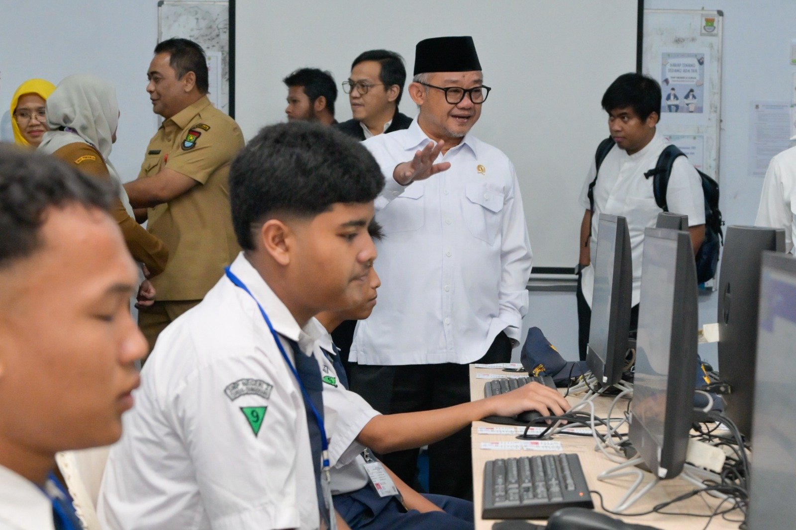 Menteri Pendidikan Dasar dan Menengah (Mendikdasmen), Abdul Mu'ti saat meninjau langsung pelaksanaan TKA di SMP Negeri 2 Curug, Kabupaten Tangerang, Banten, Senin (6/4). Foto: Dok.Kemendikdasmen