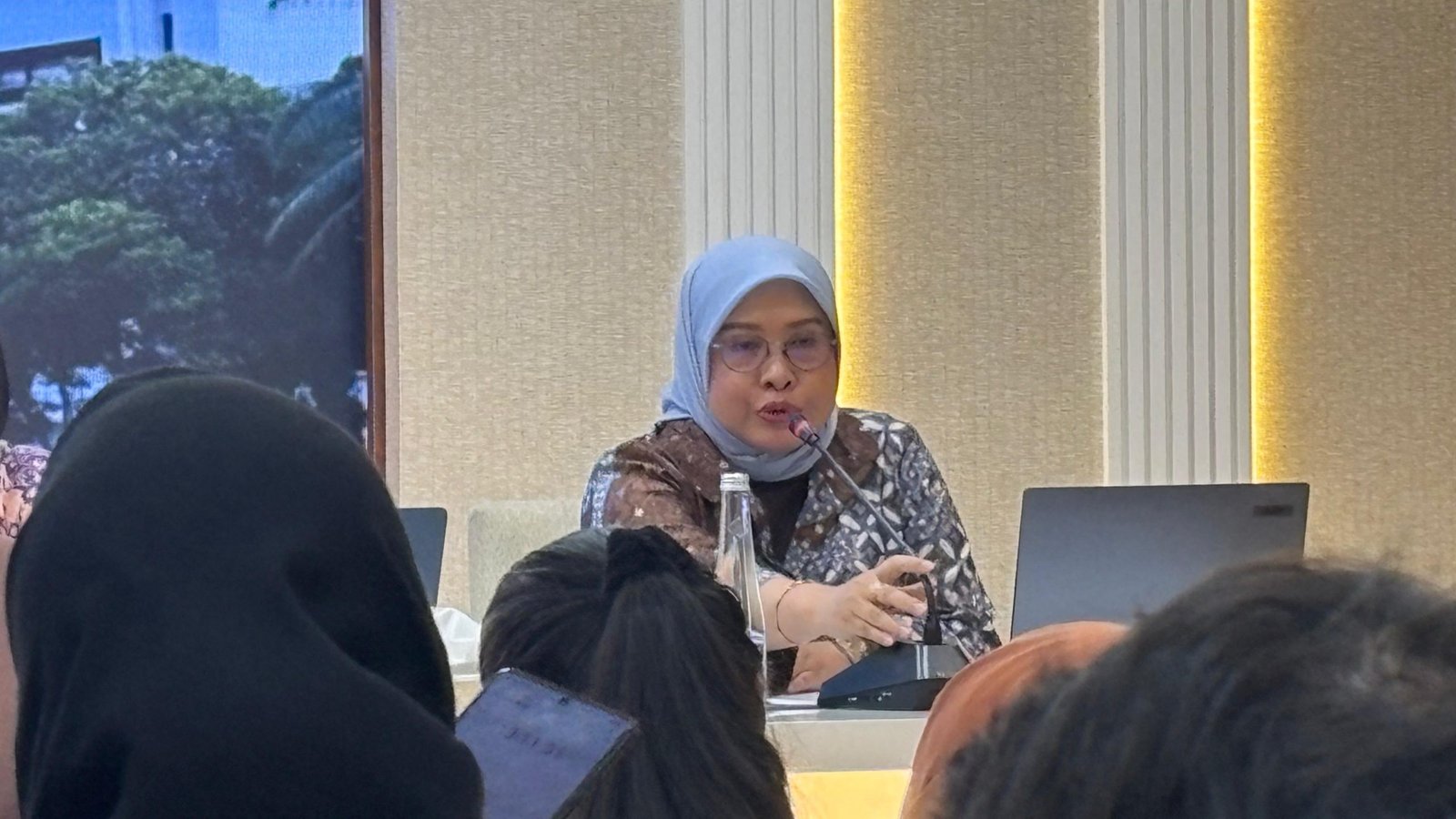 Plt. Direktur Perlindungan WNI dan Badan Hukum Indonesia, Heni Hamidah, pada agenda press briefing yang berlangsung pada Rabu (8/4) di Jakarta/Foto : Dok. GPriority (Nindya Farhah Azzahrah)