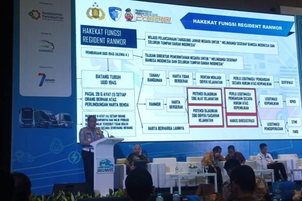Kasubdit BPKB Ditregident Korlantas Polri Kombes Pol. Sumardji saat memaparkan materinya dalam Seminar di Pameran GIICOMVEC, Jakarta pada Kamis (9/4). Foto: GPrioritg/Dimas A Putra