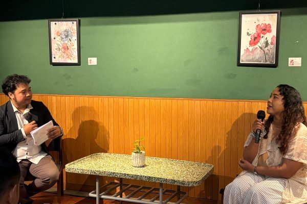 Puti Mustika (kanan), seniman muda tanah air yang menampilkan karya seni watercolour pada pameran tunggal "Whispers in Bloom: A Private Floral Affair" di Artspace ARTOTEL Casa Kuningan/Foto : Dok. GPriority (Nindya Farhah Azzahrah)