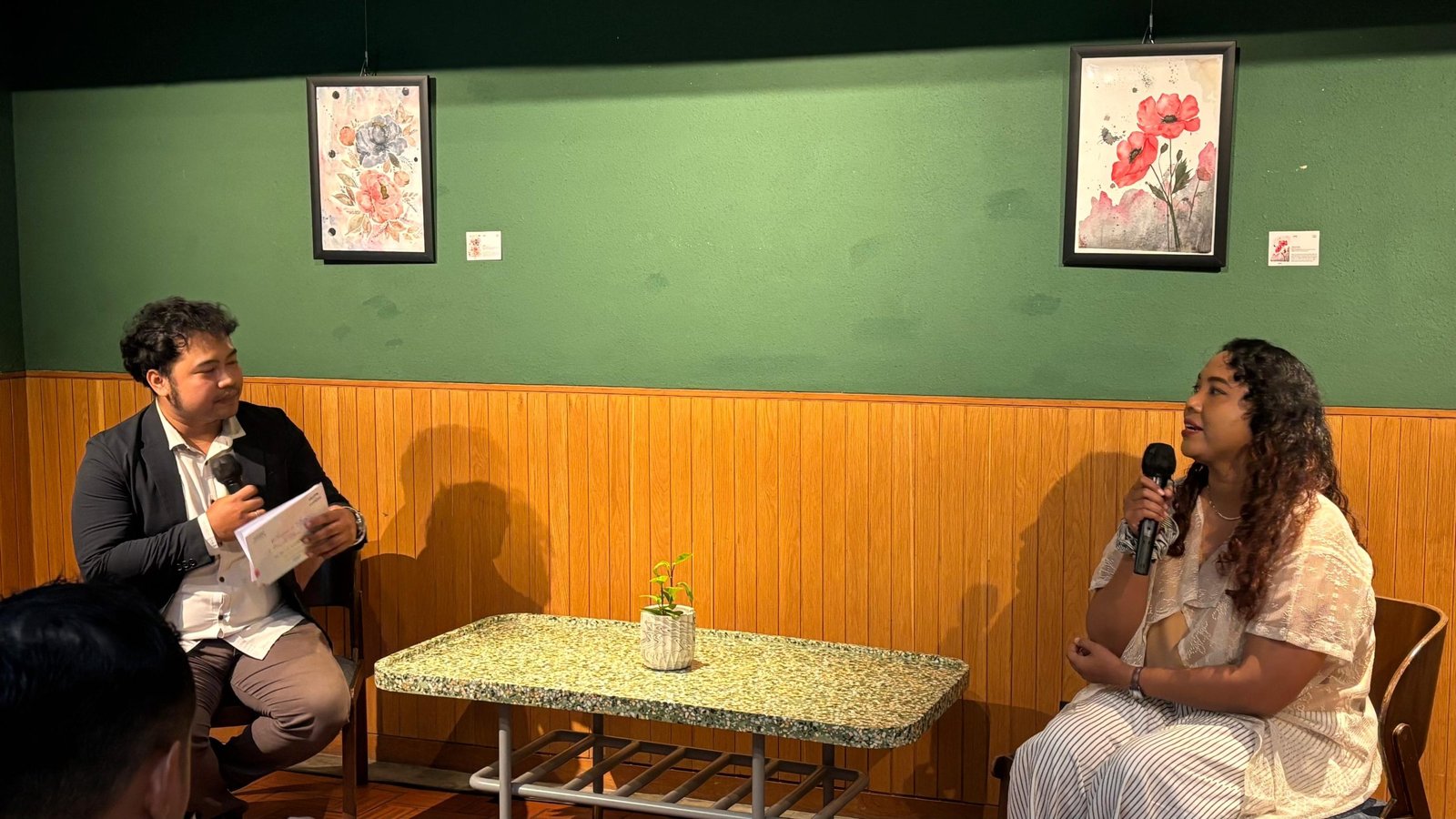 Puti Mustika (kanan), seniman muda tanah air yang menampilkan karya seni watercolour pada pameran tunggal "Whispers in Bloom: A Private Floral Affair" di Artspace ARTOTEL Casa Kuningan/Foto : Dok. GPriority (Nindya Farhah Azzahrah)