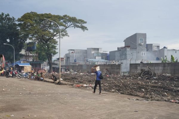 Ilustrasi sampah yang menumpuk di pasar induk kramat jati/Foto : Dok. Istimewa