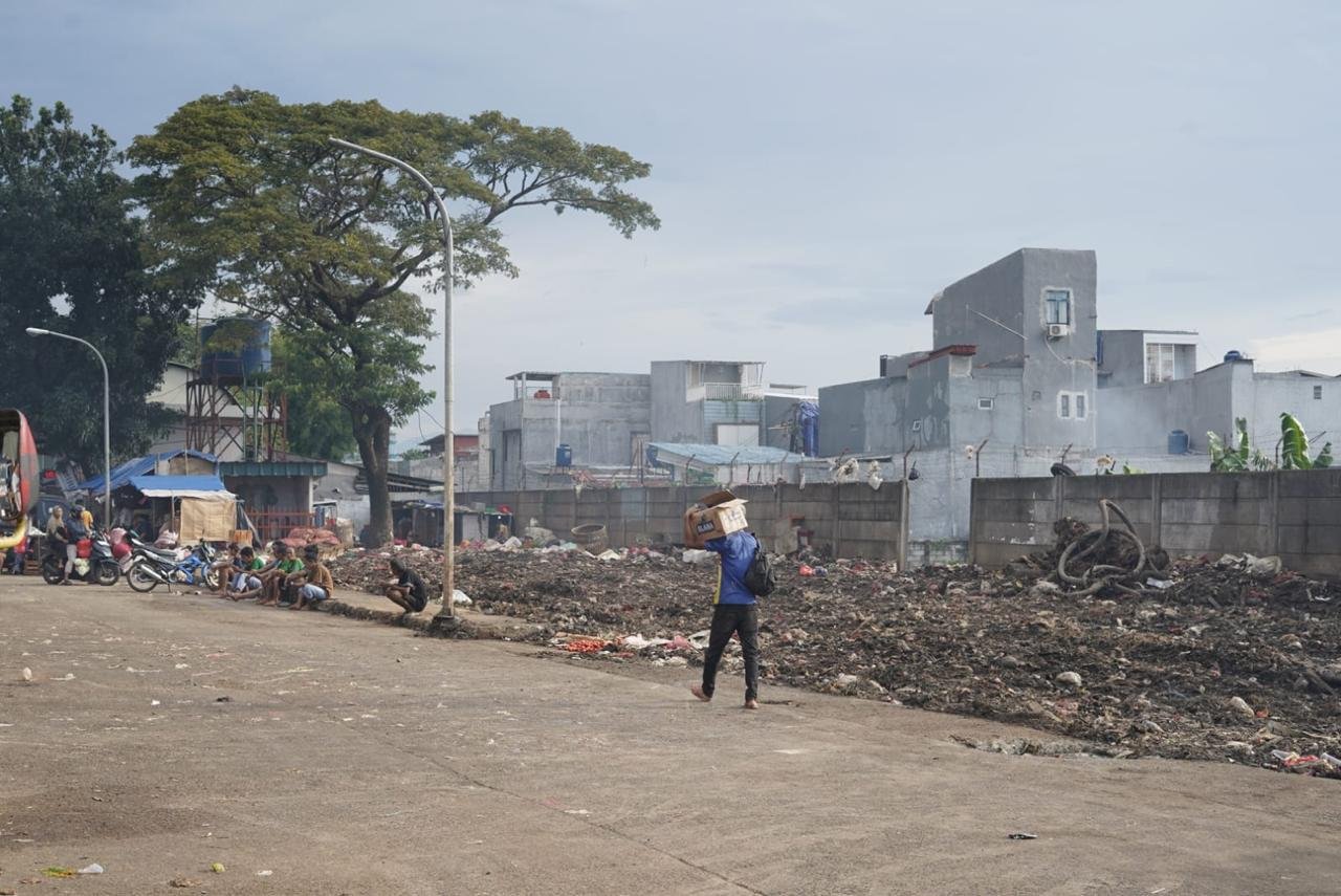 Ilustrasi sampah yang menumpuk di pasar induk kramat jati/Foto : Dok. Istimewa