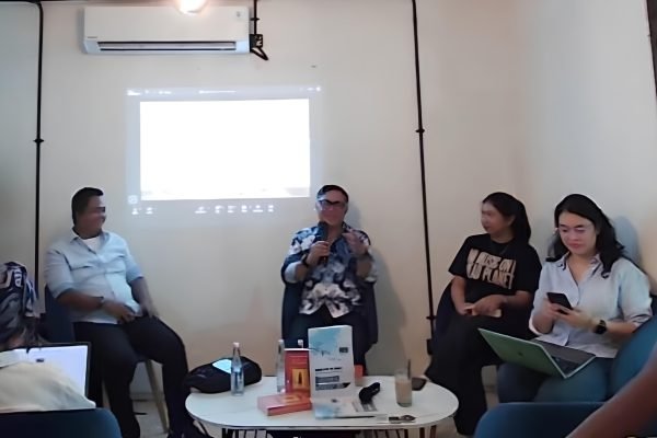 Praktisi dan akademisi di bidang kebijakan publik Indonesia, Dinna Prapto Raharja (kanan) dalam agenda diskusi publik yang berlangsung di Pancoran, Jakarta Selatan, Senin (13/4)/Foto : Dok. GPriority (Nindya Farhah Azzahrah)
