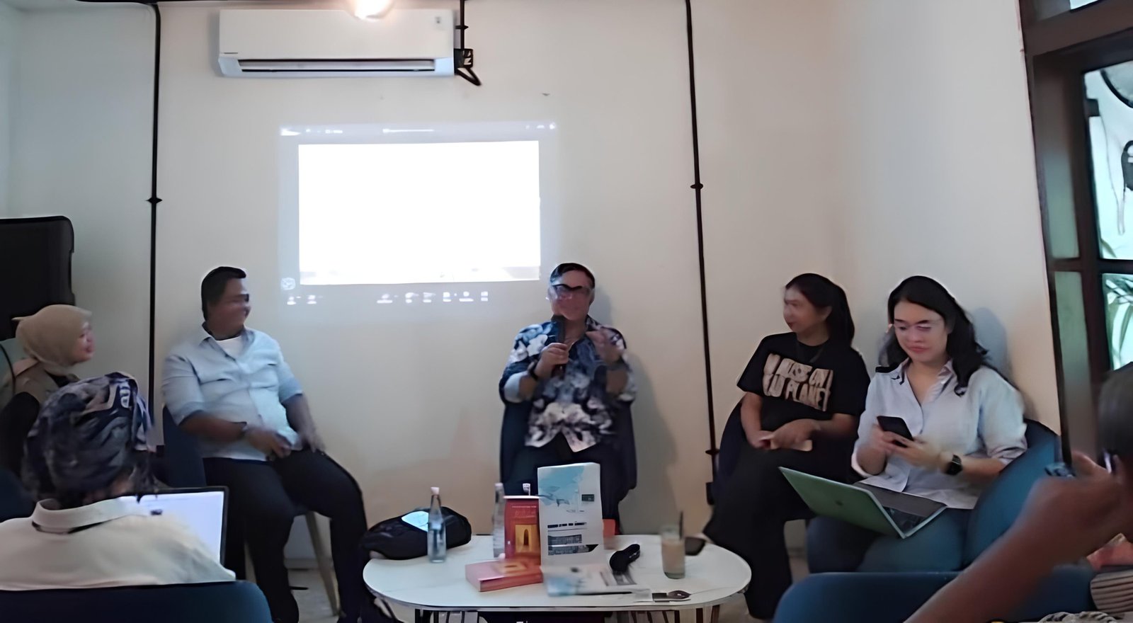 Praktisi dan akademisi di bidang kebijakan publik Indonesia, Dinna Prapto Raharja (kanan) dalam agenda diskusi publik yang berlangsung di Pancoran, Jakarta Selatan, Senin (13/4)/Foto : Dok. GPriority (Nindya Farhah Azzahrah)