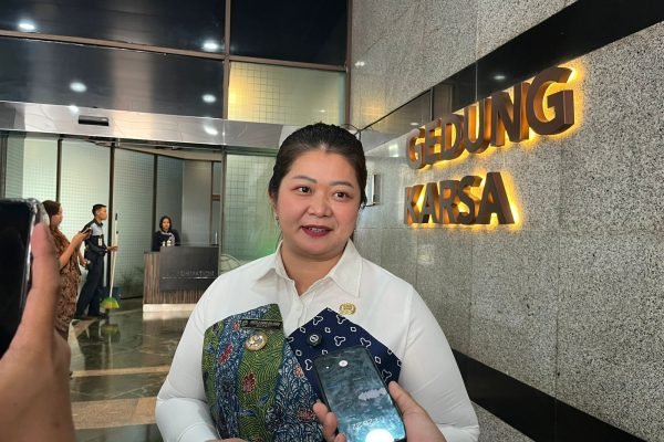 Bupati Mahakam Ulu, Angela Idang Belawan, usai melakukan audiensi ke Direktorat Jenderal Perhubungan Udara Kementerian Perhubungan (Kemenhub) di Jakarta pada Rabu (15/4). Foto: GPriority/Risky Dimuharam