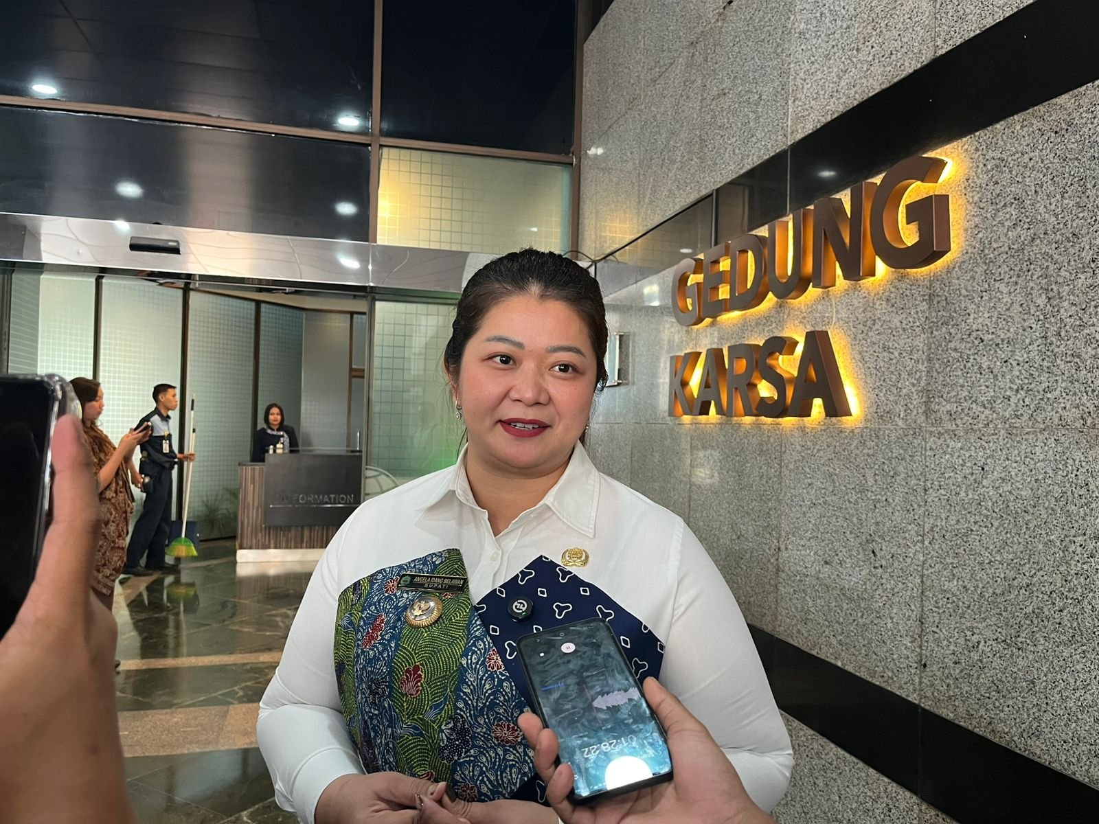 Bupati Mahakam Ulu, Angela Idang Belawan, usai melakukan audiensi ke Direktorat Jenderal Perhubungan Udara Kementerian Perhubungan (Kemenhub) di Jakarta pada Rabu (15/4). Foto: GPriority/Risky Dimuharam
