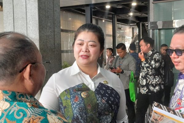 Bupati Mahakam Ulu, Angela Idang Belawan, usai melakukan audiensi ke Direktorat Jenderal Perhubungan Udara Kementerian Perhubungan (Kemenhub) di Jakarta pada Rabu (15/4). Foto: GPriority/Dimas A Putra