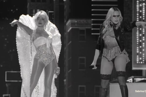 Penampilan duet Sabrina Carpenter bersama Madonna di panggung Coachella 2026 yang menuai sorotan dunia/Foto : Dok. YouTube Coachella