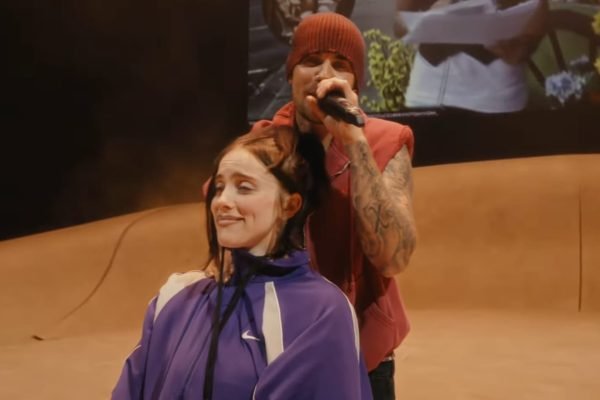 Momen saat Billie EIlish ditarik ke atas panggung dan menjadi OLLG (One Less Lonely Girl) Justin Bieber di panggung Coachella 2026 pada Sabtu (18/4)/Foto : Dok. YouTube Coachella