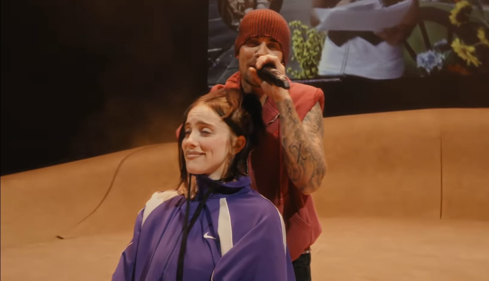 Momen saat Billie EIlish ditarik ke atas panggung dan menjadi OLLG (One Less Lonely Girl) Justin Bieber di panggung Coachella 2026 pada Sabtu (18/4)/Foto : Dok. YouTube Coachella