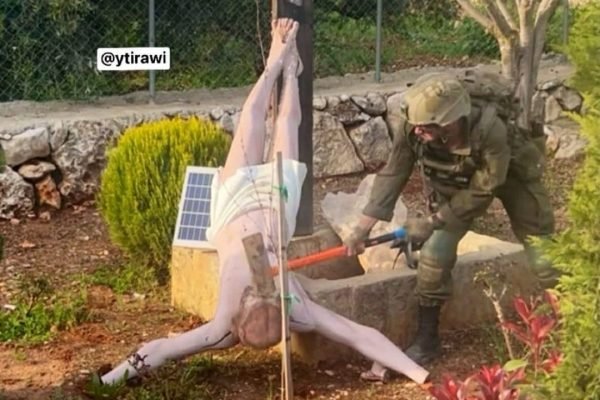 Momen tentara Israel hancurkan patung Yesus di desa Debel, Lebanon Selatan/Foto : Dok. X @MarioNawfal