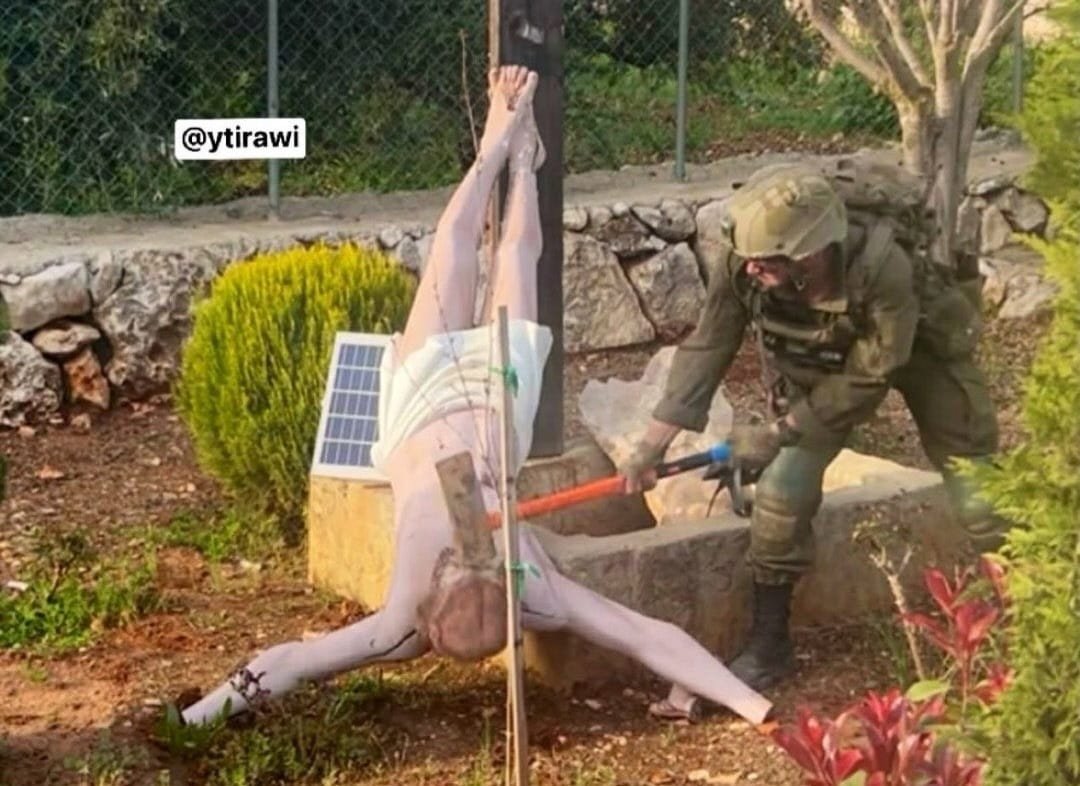 Momen tentara Israel hancurkan patung Yesus di desa Debel, Lebanon Selatan/Foto : Dok. X @MarioNawfal