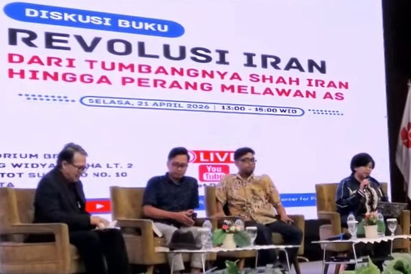 kegiatan bedah buku bertajuk “Revolusi Iran: Dari Tumbangnya Shah Iran Hingga Perang Melawan AS ”di Jakarta, Selasa (21/4)