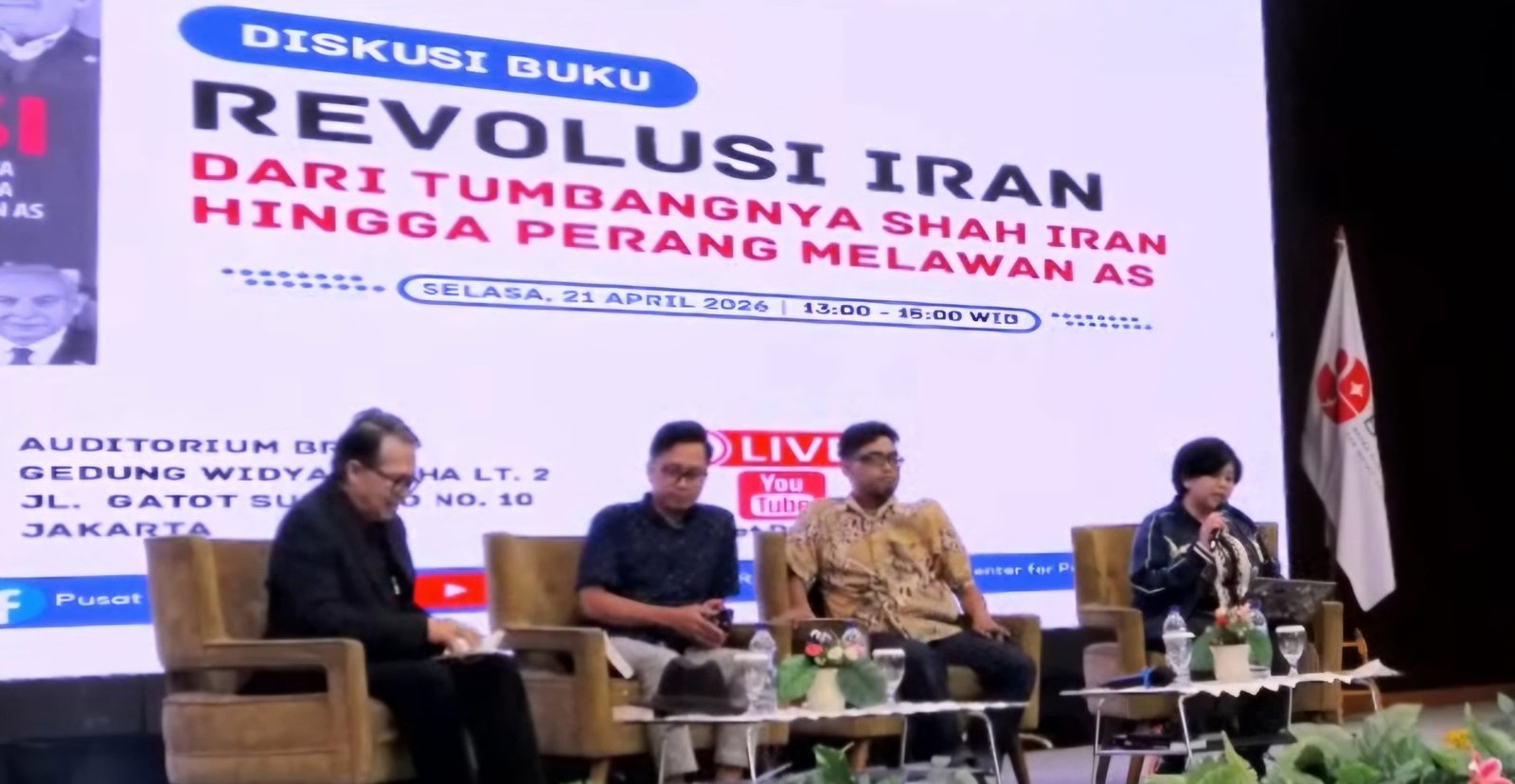 kegiatan bedah buku bertajuk “Revolusi Iran: Dari Tumbangnya Shah Iran Hingga Perang Melawan AS ”di Jakarta, Selasa (21/4)