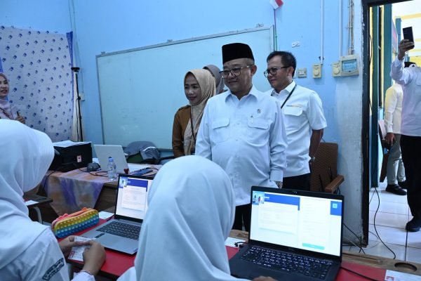 Pelaksanaan TKA tersebut turut dipantau langsung oleh Menteri Pendidikan Dasar dan Menengah, Abdul Mu'ti, yang hadir memastikan proses ujian berjalan tanpa kendala. Foto: Dok.Kemendikdasmen