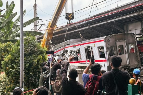 Bangkai gerbong kereta yang sedang dalam proses evakuasi pada Selasa (28/4) kemarin/Foto : Dok. GPriority (Nindya Farhah Azzahrah)